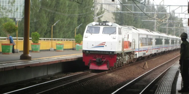 Informasi diskon 30 persen pembelian tiket kereta api selama momen liburan sekolah./Foto: Unsplash.com/Fachry Hadid