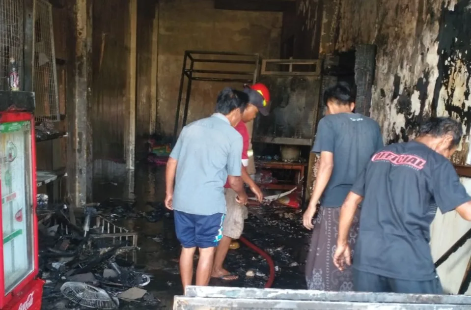 Kondisi toko usai terbakar