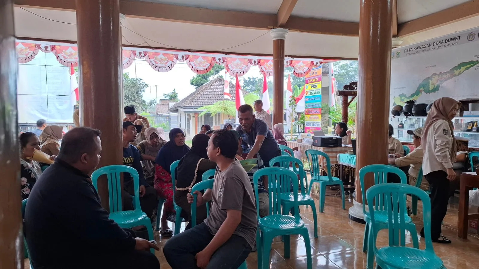 Warga mengantre giliran mendapatkan pelayanan di program Bapenda Menyapa Warga. Foto: Aisyah Nawangsari Putri
