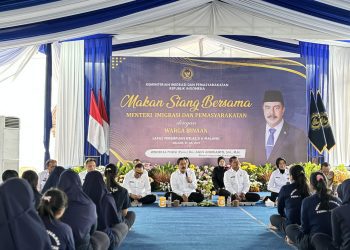 Menteri Imigrasi dan Pemasyarakatan (Imipas) RI, Agus Andrianto berdialog dengan warga binaan Lapas Perempuan Malang. (Foto/dok. Humas Lapas Perempuan Kelas IIA Malang)