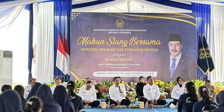 Menteri Imigrasi dan Pemasyarakatan (Imipas) RI, Agus Andrianto berdialog dengan warga binaan Lapas Perempuan Malang. (Foto/dok. Humas Lapas Perempuan Kelas IIA Malang)