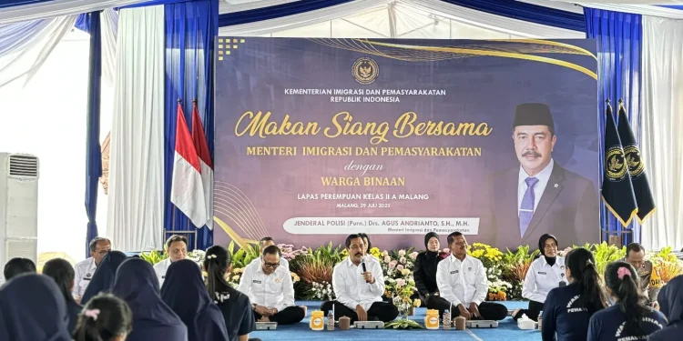 Menteri Imigrasi dan Pemasyarakatan (Imipas) RI, Agus Andrianto berdialog dengan warga binaan Lapas Perempuan Malang. (Foto/dok. Humas Lapas Perempuan Kelas IIA Malang)
