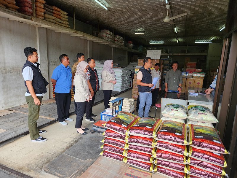 Sidak Satgas Pangan Polres Batu di sejumlah toko dan grosir Kota Batu cegah peredaran beras oplosan. Foto: Dok.