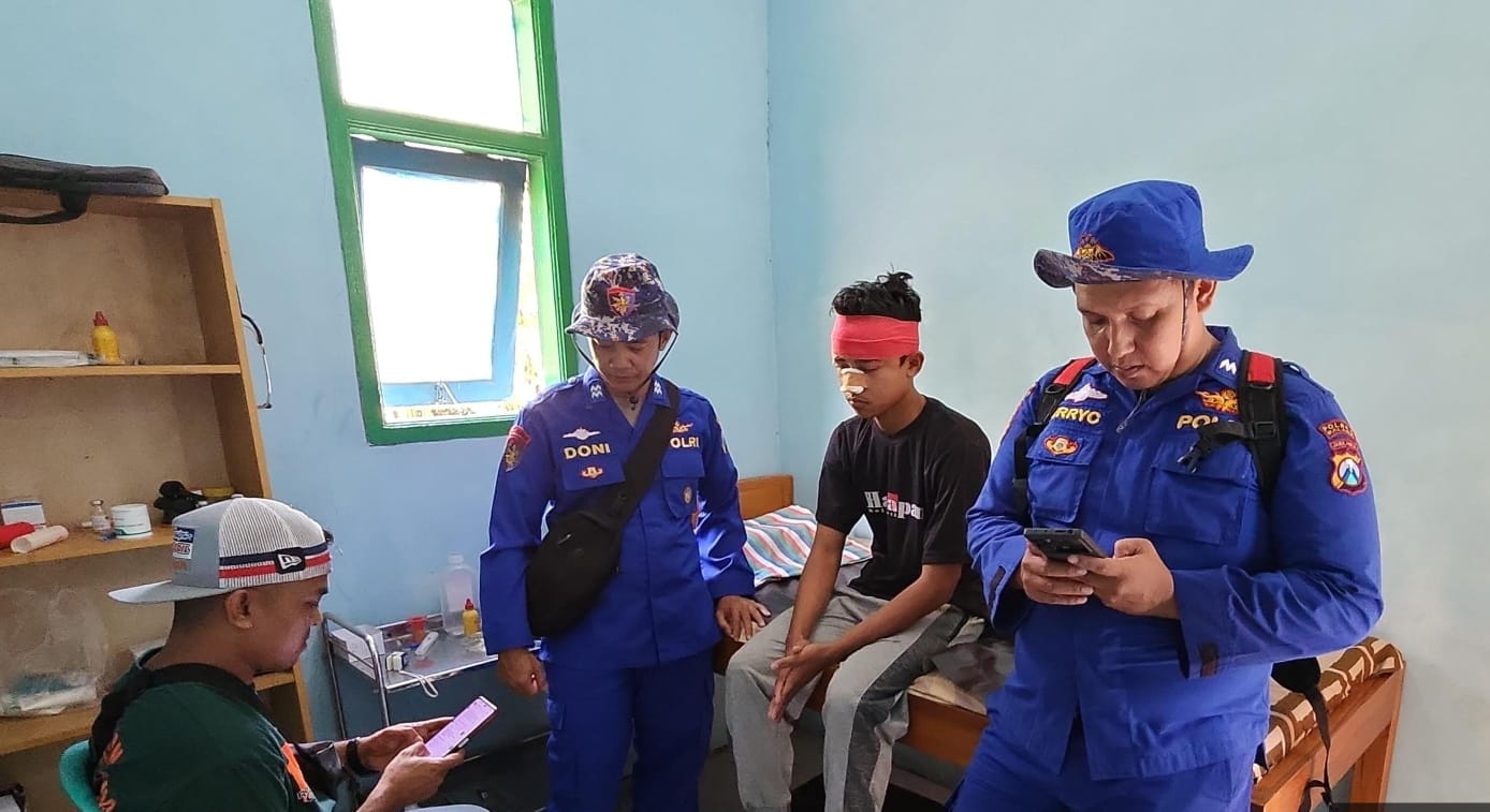 Petugas meminta keterangan korban selamat. Foto: Polres Malang