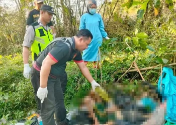 Mayat seorang pria tanpa identitas ditemukan di ladang. Foto: Polsek Jabung