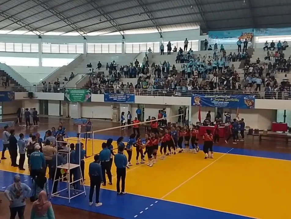 Antusias suporter dalam pertandingan voli putri tim Kota Malang vs Kabupaten Kediri. (Foto/M Sholeh)