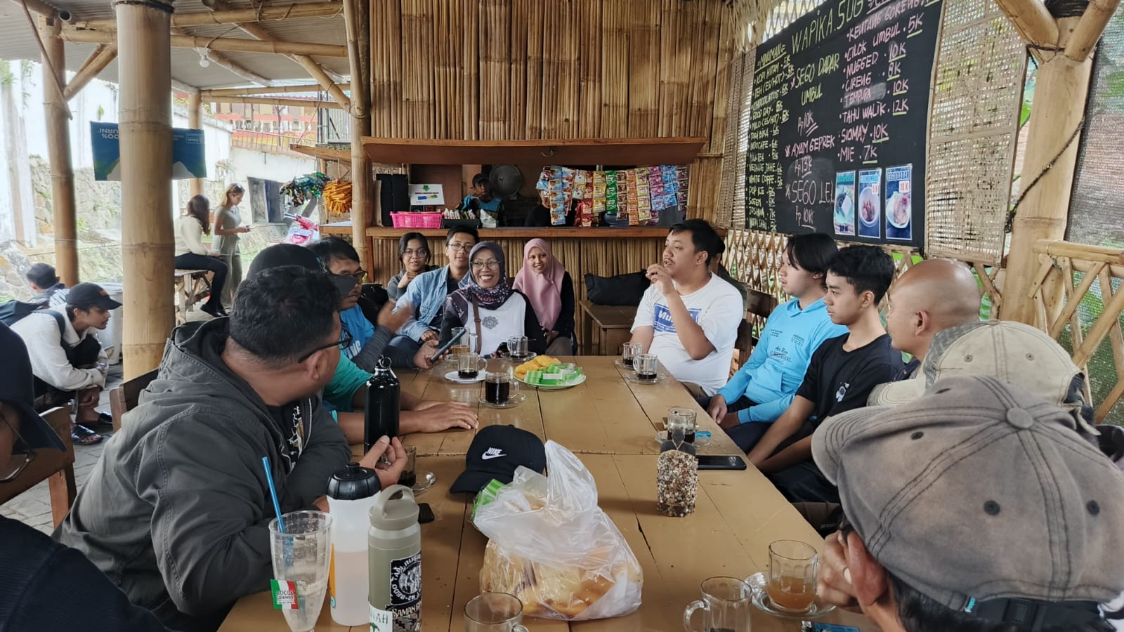 Aksi kritik menolak pembangunan Dapur MBG di kawasan mata air Umbul Gemulo di Kota Batu. Foto: Dok.