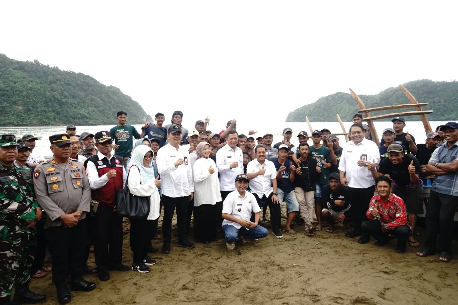 Menteri Kelautan dan Perikanan RI, Sakti Wahyu Trenggono berfoto bersama nelayan di Pantai Sipelot. Foto: Pemkab Malang