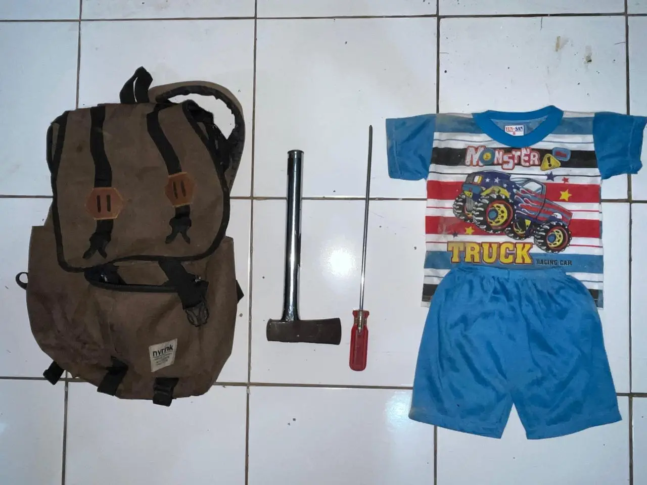 Barang bukti berupa peralatan dan barang yang dicuri tersangka. Foto: Polres Malang