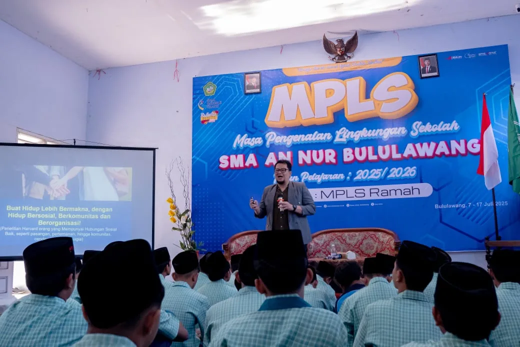Jurnalis Senior sekaligua CEO Tugu Media Group, Irham Thoriq memberikan materi Media dan Transformasi Diri hadapan siswa baru yang mengikuti kegiatan MPLS SMA An Nur Malang./Foto: Dok. SMA An Nur Malang.