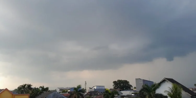 Informasi prakiraan cuaca Malang untuk hari Senin, 28 Juli 2025 yang diprediksi akan terjadi hujan ringan di beberapa wilayah. /Foto: Tugumalang.id/Bagus Rachmad Saputra