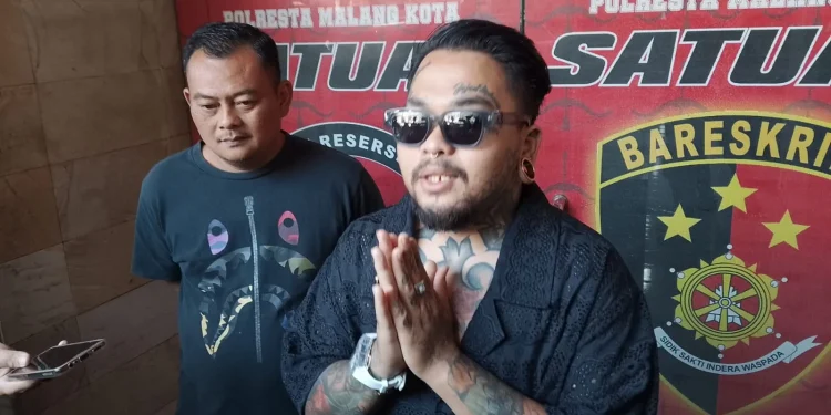 King Abdi meminta maaf usai diperiksa polisi soal konten ptomosi toko miras di Kota Malang. (Foto/M Sholeh)