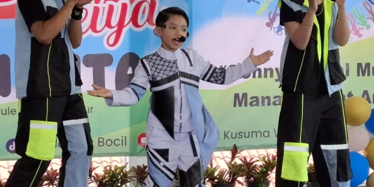 Abid Seiya, penyanyi cilik Kota Batu saat unjuk gigi menampilkan single perdananya. Foto: Azmy