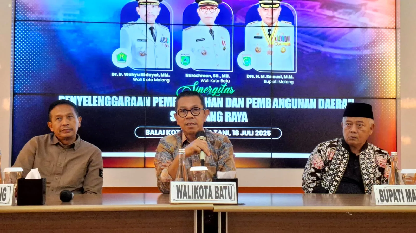 Wali Kota Batu Nurochman saat memaparkan berbagai isu krusial yang harus diintegrasikan antar wilayah di Malang Raya. Foto: Azmy