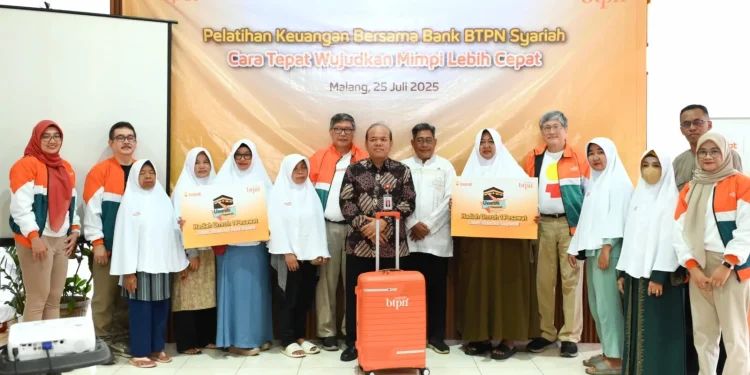 Simbolis pemberian hadiah umrah gratis oleh BTPN Syariah pada 7 nasabah teladan di Malang. Foto: Dok