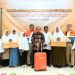 Simbolis pemberian hadiah umrah gratis oleh BTPN Syariah pada 7 nasabah teladan di Malang. Foto: Dok