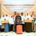 Simbolis pemberian hadiah umrah gratis oleh BTPN Syariah pada 7 nasabah teladan di Malang. Foto: Dok