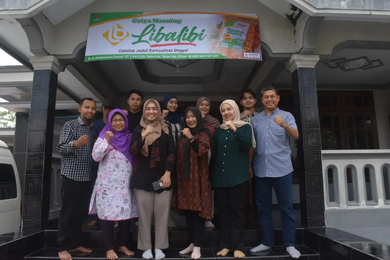 Tim PKM Polinema berpose bersama pelaku UMKM Marning LIBALIBI Blitar./Foto: Dok. Polinema.
