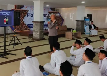 Edukasi anti kekerasan dan bullying oleh Polres Batu selama masa MPPLS Ponpes Al-Izzah. Foto: Azmy