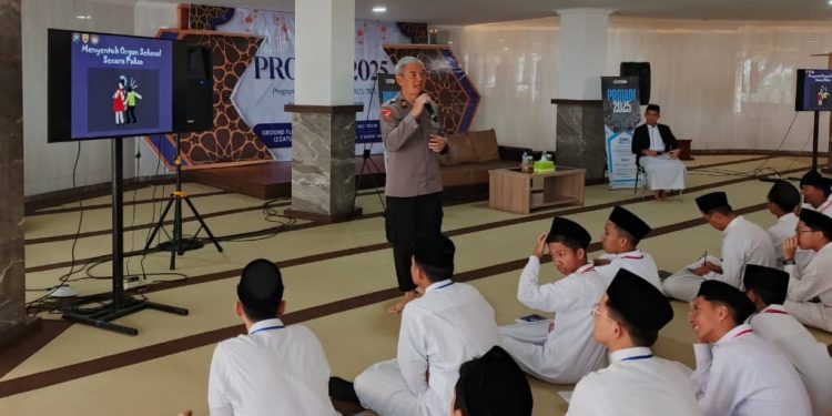 Edukasi anti kekerasan dan bullying oleh Polres Batu selama masa MPPLS Ponpes Al-Izzah. Foto: Azmy