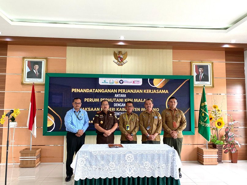 Jajaran Perhutani KPH Malang bersama jajaran Kejari Kabupaten Malang. Foto/dok