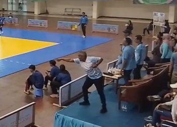 Aksi kocak Kadisporapar Kota Malang saat nonton voli putri Porprov Jatim 2025. (Foto/M Sholeh)