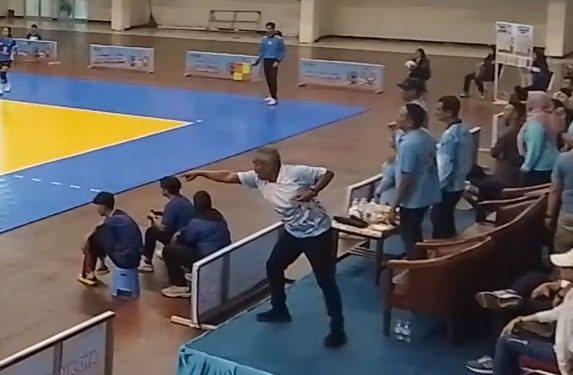 Aksi kocak Kadisporapar Kota Malang saat nonton voli putri Porprov Jatim 2025. (Foto/M Sholeh)