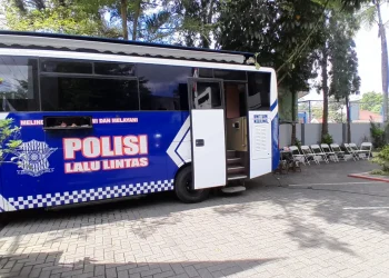 Layanan SIM Keliling Kota Malang hadir di area parkir barat Stadion Gajayana Malang untuk hari Jumat, 18 Juli 2025. /Foto: Tugumalang.id/Bagus Rachmad Saputra