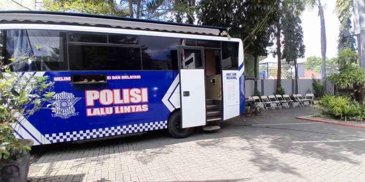 Layanan SIM Keliling Kota Malang hadir di area parkir barat Stadion Gajayana Malang untuk hari Jumat, 18 Juli 2025. /Foto: Tugumalang.id/Bagus Rachmad Saputra