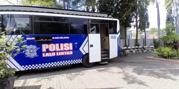 Layanan SIM Keliling Kota Malang hadir di area parkir barat Stadion Gajayana Malang untuk hari Jumat, 18 Juli 2025. /Foto: Tugumalang.id/Bagus Rachmad Saputra