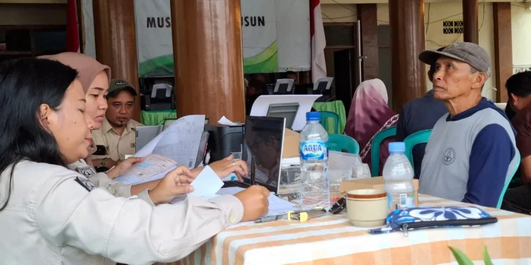 Warga Desa Duwet mendapatkan pelayanan pajak di program Bapenda Menyapa Warga. Foto: Aisyah Nawangsari Putri