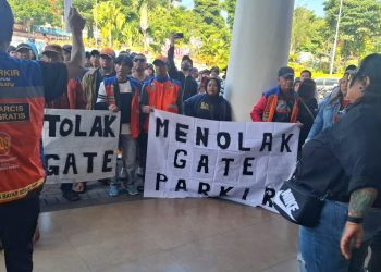 Para jukir dan PKL saat demo di Pemkot Batu. Foto: Istimewa
