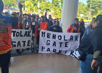 Para jukir dan PKL saat demo di Pemkot Batu. Foto: Istimewa