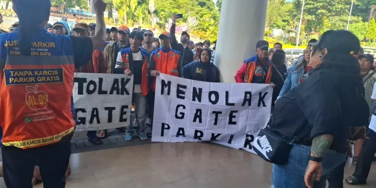 Para jukir dan PKL saat demo di Pemkot Batu. Foto: Istimewa