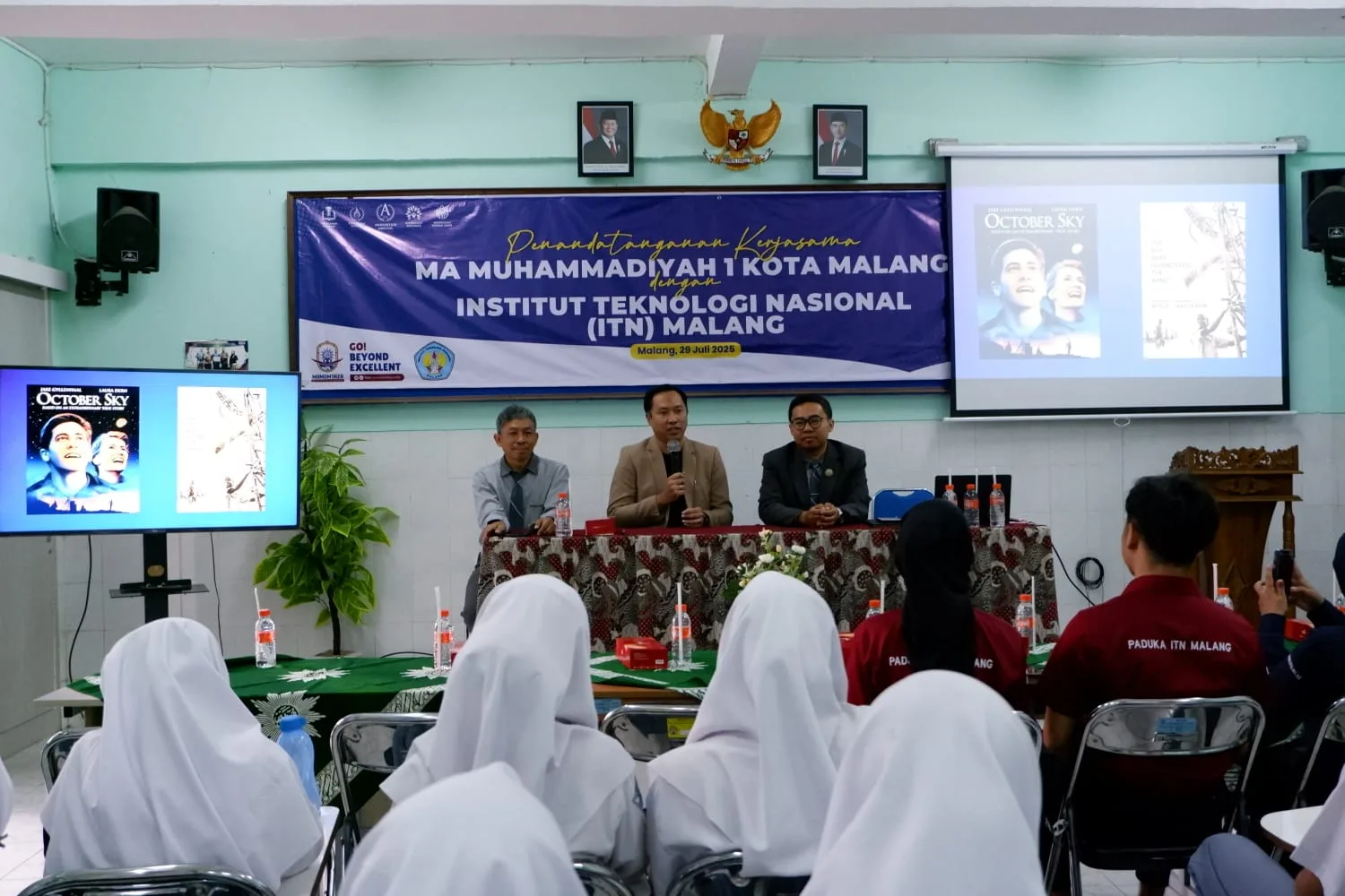 Rektor ITN Malang, Awan Uji Krismanto ST., MT., PhD., memberikan motivasi kepada para siswa. (Foto/dok.)