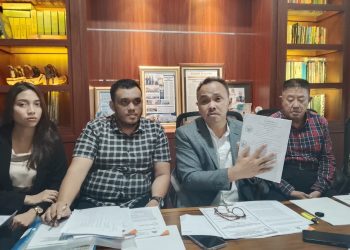 Eka Pragawinata didampingi kuasa hukumnya Yayan Riyanto memberikan keterangan soal 9 asetnya yang dilelang Bank Panin Dubai Syariah. (Foto/M Sholeh)