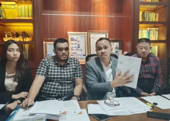 Eka Pragawinata didampingi kuasa hukumnya Yayan Riyanto memberikan keterangan soal 9 asetnya yang dilelang Bank Panin Dubai Syariah. (Foto/M Sholeh)