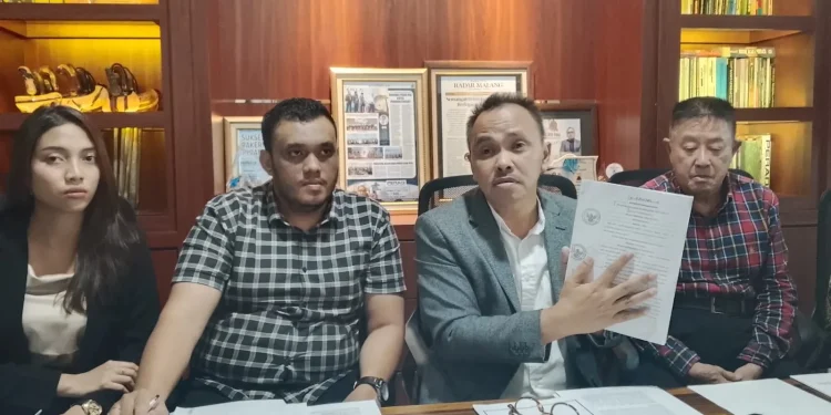 Eka Pragawinata didampingi kuasa hukumnya Yayan Riyanto memberikan keterangan soal 9 asetnya yang dilelang Bank Panin Dubai Syariah. (Foto/M Sholeh)
