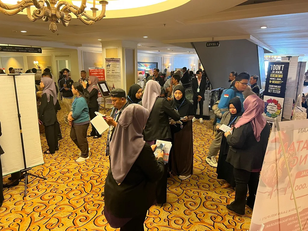 Para peserta BAC25 mengunjungi stan pameran layanan terapi autisme dan juga inovasi produk yang disediakan PSLC./Foto: Dok.PSLC.