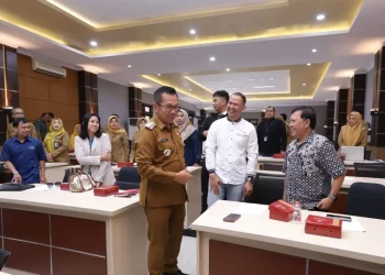 Wali Kota Batu Nurochman saat rapat bersama tim daerah vokasi. Foto: Prokopim KWB