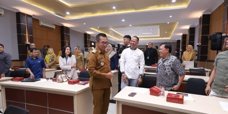 Wali Kota Batu Nurochman saat rapat bersama tim daerah vokasi. Foto: Prokopim KWB