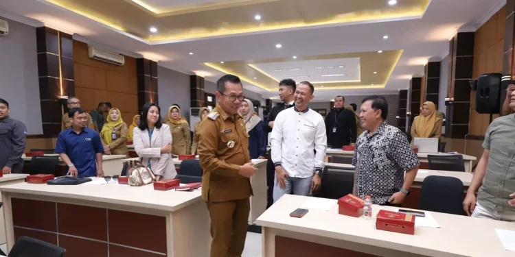Wali Kota Batu Nurochman saat rapat bersama tim daerah vokasi. Foto: Prokopim KWB
