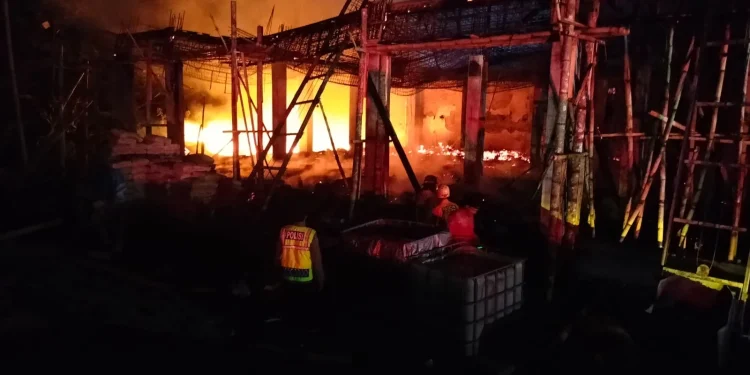 Kebakaran gedung SMP Annur Al Anwar yang sedang dalam pembangunan. Foto: Polres Malang