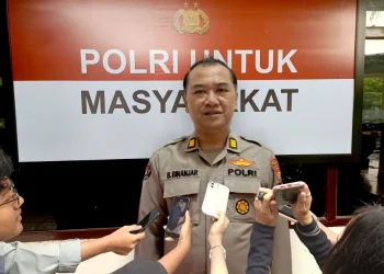 Kasihumas Polres Malang, AKP Bambang Subinanjar, saat menjelaskan soal dugaan kekerasan seksual yang menimpa seorang anak 4 tahun di Wagir. Foto: Polres Malang