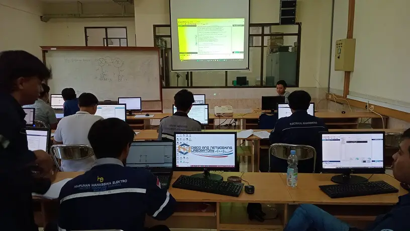 Pelatihan Cisco mahasiswa Elektro ITN Malang. Foto/dok ITN Malang