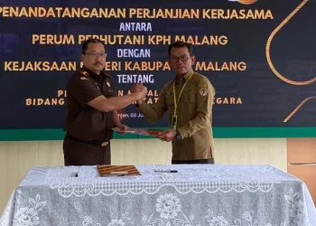 KKPH Malang, Kelik Djatmiko (kanan), bersama Kepala Kejaksaan Negeri Kabupaten Malang, Rachmat Supriady, S.H., M.H (kiri). Foto/dok