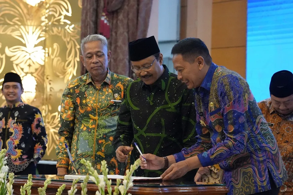 Wali Kota Malang dan Menteri Sosial RI tandatangi perjanjian pinjam pakai aset untuk operasional Sekolah Rakyat. (Foto/dok. Prokopim Setda Kota Malang).