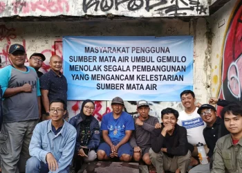 Aksi kritik menolak pembangunan Dapur MBG di kawasan mata air Umbul Gemulo di Kota Batu. Foto: Dok.