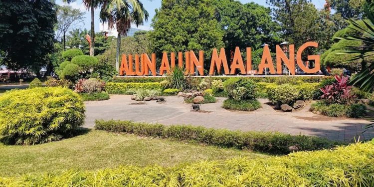 Rekomendasi wisata murah meriah di Kota Malang yang cocok untuk dijadikan destinasi wisata penutup libur sekolah. /Foto: Google Review Alun-Alun Malang/Mila Saruci