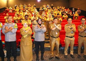 Polresta Malang Kota bersama para guru di Kota Malang nobar untuk perkuat karakter anti bullying di lingkungan sekolah. (Foto/dok. Humas Polresta Malang Kota)